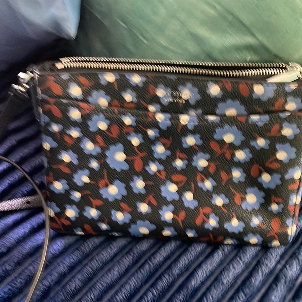 Kate Spade puss with from pocket